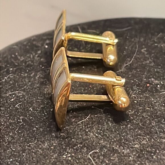 Vintage 1960s MCM gold tone rectangular Mother-of-Pearl bullet back cuff links - Picture 7 of 10